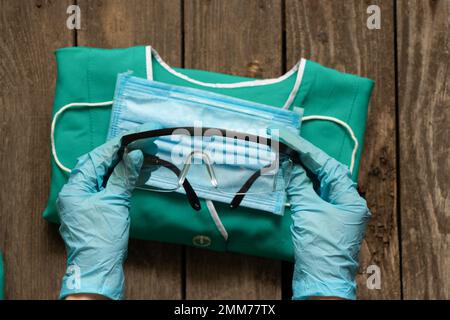 set di uniformi mediche piegato su un'infermiera isolata Foto Stock