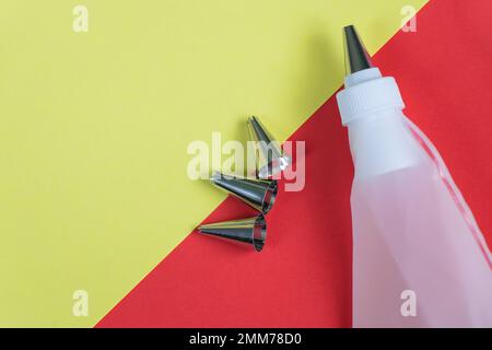 sacchetto di pasta e ugelli sulla cucina sul tavolo Foto Stock