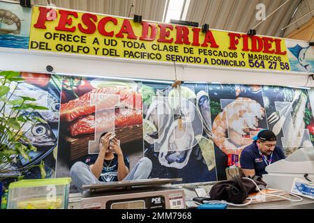 Città del Messico, Mercado Medellin, pesce macellaio pescato, uomo uomini maschio, adulti, residenti residenti, interni interni, venditori venditori venditori sel Foto Stock