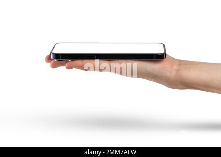 Telefono in mano isolare su sfondo bianco. Uno smartphone moderno si trova sul palmo della mano, con lo schermo rivolto verso l'alto, la vista laterale e il mockup da inserire nel progetto Foto Stock