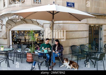 Città del Messico, Avenida Alvaro ObregÃ³n Roma Norte Cuauhtemoc, Caravanserai French Teahouse Tearoom, cucciolo cane guinzaglio, uomo uomo maschio, donna donna donna donna donna donna donna donna, adul Foto Stock