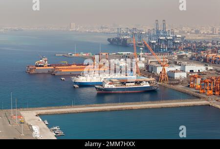 Jeddah, Arabia Saudita - 22 dicembre 2019: Vista aerea del porto marittimo islamico di Jeddah di giorno Foto Stock