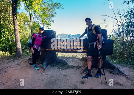 Inizia il trekking verso il monte Khao Chang Phueak, il parco nazionale di Thong Pha Phum, Kanchanaburi, Thailandia Foto Stock