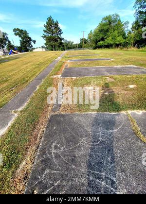 Un'area in cui un'indagine archeologica su South Post è stata completata nel luglio 2022 a Fort McCoy, Wisconsin, è mostrata il 15 settembre 2022. Le aree guardate erano piazzole di cemento dove le truppe posero tende militari e bivacco quasi 90 anni fa dopo la prima guerra mondiale Il lavoro di archeologia è in corso su Fort McCoy per decenni non solo per guardare indietro e documentare la storia militare del posto, ma anche il lontano passato della zona, dove sono stati trovati manufatti di migliaia di anni. Foto Stock