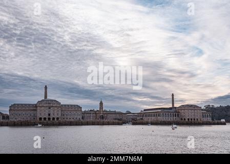 Vista del Royal William Yard a Plymouth dall'acqua Foto Stock