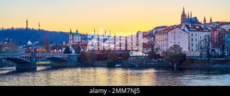 Il quartiere Mala Strana di Praga con il fiume Moldava in primo piano, Czechia Foto Stock