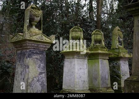 Tombe nel Cimitero Nunhead, uno dei magnifici sette cimiteri e Riserva Naturale locale a Londra, Inghilterra Foto Stock