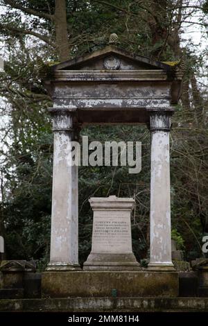 Tomba di Vincent Figgins nel Cimitero Nunhead, uno dei magnifici sette cimiteri e Riserva Naturale locale a Londra, Inghilterra Foto Stock