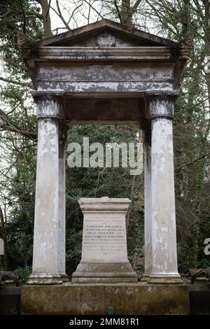 Tomba di Vincent Figgins nel Cimitero Nunhead, uno dei magnifici sette cimiteri e Riserva Naturale locale a Londra, Inghilterra Foto Stock