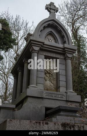 Monumento a John Allen nel Cimitero Nunhead, uno dei magnifici sette cimiteri, ora una riserva naturale a Londra, Inghilterra Foto Stock