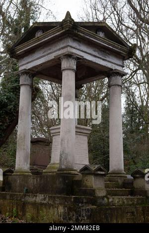 Tomba di Vincent Figgins nel Cimitero Nunhead, uno dei magnifici sette cimiteri e Riserva Naturale locale a Londra, Inghilterra Foto Stock