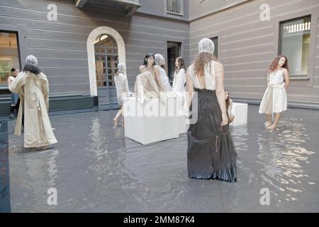 Apnea MFW22 mostra delle Sirene Foto Stock