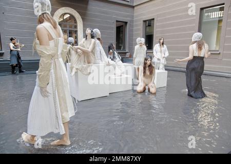 Apnea MFW22 mostra delle Sirene Foto Stock