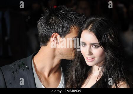 Taylor Lautner, Lily Collins, Taylor Lautner sussurra nell'orecchio di Lily Collin, la prima europea di Abuction, BFI IMAX, Southbank, Londra, UK. Foto Stock