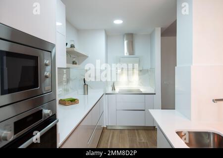 Cucina moderna di una casa perfettamente attrezzata con tutti i suoi elettrodomestici Foto Stock