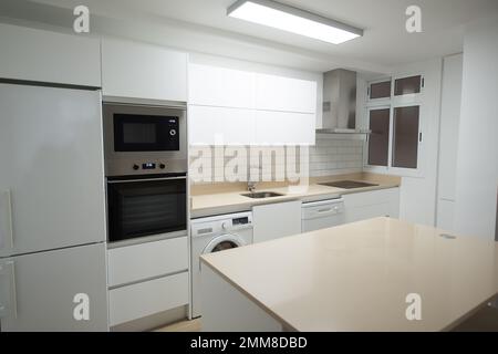 Cucina moderna di una casa perfettamente attrezzata con tutti i suoi elettrodomestici Foto Stock