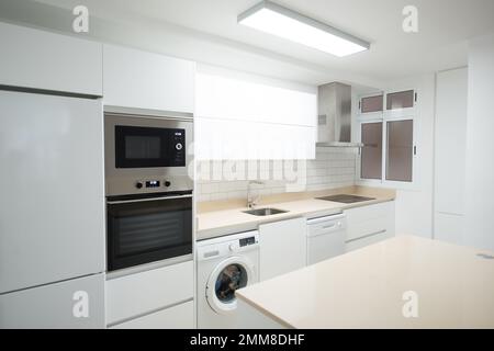 Cucina moderna di una casa perfettamente attrezzata con tutti i suoi elettrodomestici Foto Stock