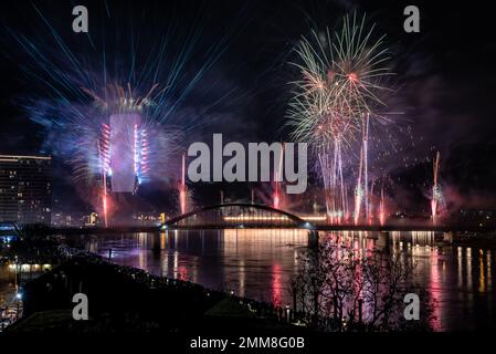 Bellissimi fuochi d'artificio di Capodanno sul quartiere degli affari di Belgrado Waterfront sul fiume Sava in Serbia. Foto Stock