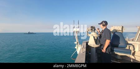 220915-O-NR876-937 AROFURA SEA (DAL 15, 2022) - Mineman Seaman Zachary Jefferies, di Scottsdale, Arizona, assegnato alla nave litoranea da combattimento variante dell'Indipendenza USS Charleston (LCS 18), si distingue mentre conduce esercizi di manovra con la fregata della Royal Thai Navy HTMS Bhumibol Adulyadej (FFG 471) Durante la Royal Australian Navy (RAN) esercizio Kakadu 2022 (KA22) nelle acque al largo dell'Australia settentrionale, 15 settembre 2022. KA22 è l’iterazione del 15th dell’esercizio biennale di impegno marittimo internazionale regionale di punta DELLA RAN, che riunisce circa 3000 persone, 15 W. Foto Stock