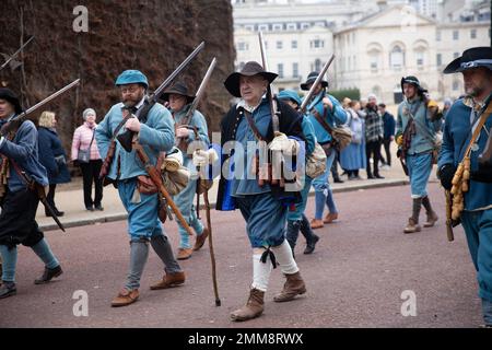 London, UK, 29 gennaio 2023, Credit: Chrysoulla Kyprianou Rosling/Alamy News. I membri della English Civil War Society che partecipano alla marcia annuale Down the Mall e Into Horse Guards per commemorare l'esecuzione di re Carlo i il 30 gennaio 1649. Crediti: Chrysoulla Rosling/Alamy Live News Foto Stock