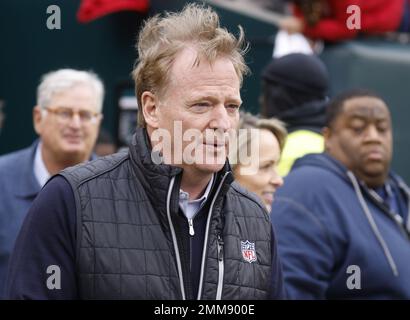 Philadelphia, Stati Uniti. 28th Jan, 2023. Il commissario NFL Roger Goodell attraversa il campo prima dell'inizio del gioco di campionato NFC con le Eagles di Philadelphia contro il San Francisco 49ers al Lincoln Financial Field di Philadelphia, Pennsylvania, domenica 29 gennaio 2023. Foto di John Angelillo/UPI Credit: UPI/Alamy Live News Foto Stock