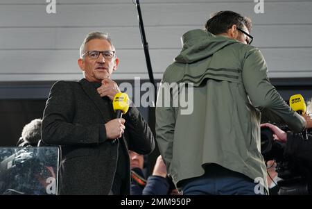 Il presentatore della BBC Sport Gary Lineker (a sinistra) con il co-proprietario di Wrexham Ryan Reynolds prima della partita di quarto round della Emirates fa Cup all'ippodromo di Wrexham. Data immagine: Domenica 29 gennaio 2023. Foto Stock