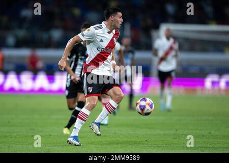 SANTIAGO DEL ESTERO, ARGENTINA, 28 gennaio 2023: Jose Paradela del River Plate Control Ball durante il Torneo Binance 2023 della Liga Argentina incontro Profesionale tra Central Cordoba e River Plate allo Stadio Único Madre de Ciudades a Santiago del estero, Argentina il 28 gennaio 2023. Foto di SFSI Foto Stock