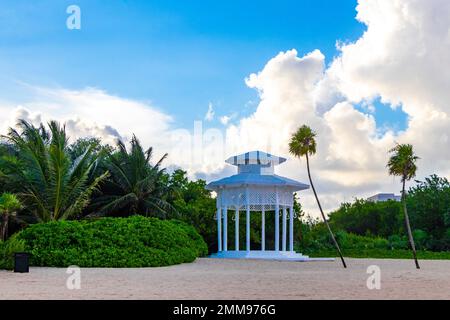 Bianco pergula padiglione nobile in paradiso sulla spiaggia con palme a Playa del Carmen Quintana Roo Messico. Foto Stock