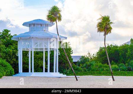 Bianco pergula padiglione nobile in paradiso sulla spiaggia con palme a Playa del Carmen Quintana Roo Messico. Foto Stock