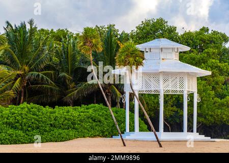 Bianco pergula padiglione nobile in paradiso sulla spiaggia con palme a Playa del Carmen Quintana Roo Messico. Foto Stock