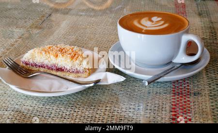 Caffè latte con una fetta di cocco Foto Stock