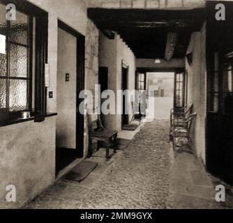 Pub britannici locande & taverne - Una fotografia di circa 1940 anni dell'entrata acciottolata del Royal Hart bianco a Moreton in Marsh. (Aka Moreton-in-Marsh o Moreton nella palude. Re Carlo i si rifugiò qui durante la guerra civile. Ero un ex maniero. Foto Stock