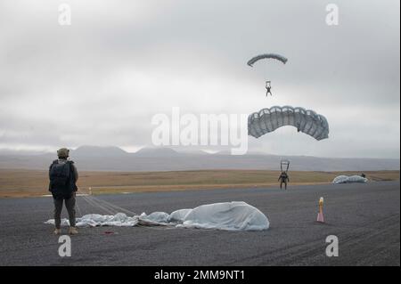 SAVOONGA, Alaska (dal 15, 2022) gli operatori della West Coast-based Naval Special Warfare eseguono un salto militare in caduta libera durante l'operazione Noble Defender. Questa operazione di Noble Defender dimostra la capacità di lanciare in un attimo da luoghi aerei e marittimi dispersi per difendere gli approcci del Nord in più regioni del continente in tutti i domini, mostrando resilienza di fronte a minacce molteplici e complesse. Foto Stock