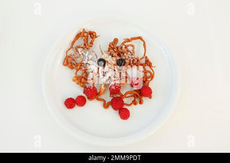 Cucina sveva, Striebele con zucchero a velo e frutti di bosco freschi, cibi cotti al forno, dessert, dessert, Germania Foto Stock