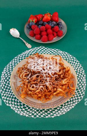 Cucina sveva, Striebele con zucchero a velo e frutti di bosco freschi, cibi cotti al forno, dessert, dessert, Germania Foto Stock