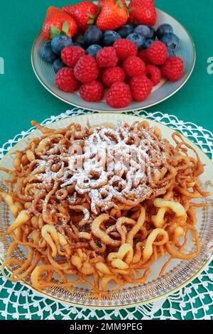 Cucina sveva, Striebele con zucchero a velo e frutti di bosco freschi, cibi cotti al forno, dessert, dessert, Germania Foto Stock