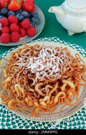 Cucina sveva, Striebele con zucchero a velo e frutti di bosco freschi, cibi cotti al forno, dessert, dessert, Germania Foto Stock