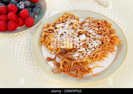 Cucina sveva, Striebele con zucchero a velo e frutti di bosco freschi, cibi cotti al forno, dessert, dessert, Germania Foto Stock