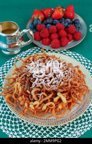 Cucina sveva, Striebele con zucchero a velo e frutti di bosco freschi, cibi cotti al forno, dessert, dessert, Germania Foto Stock