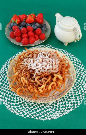 Cucina sveva, Striebele con zucchero a velo e frutti di bosco freschi, cibi cotti al forno, dessert, dessert, Germania Foto Stock