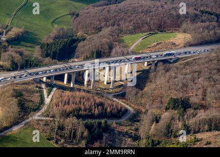 Ingorgo stradale sul tratto della BAB 45 proprio di fronte al viadotto di Rahmede. Il ponte è chiuso a tutto il traffico a causa di danni. Nord Foto Stock