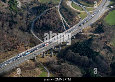 Ingorgo stradale sul tratto della BAB 45 proprio di fronte al viadotto di Rahmede. Il ponte è chiuso a tutto il traffico a causa di danni. Nord Foto Stock