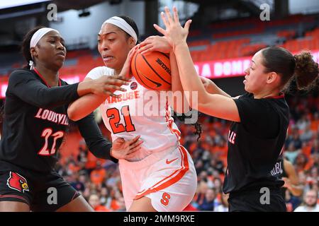 Gennaio 29, 2023: Syracuse Orange Forward Saniaa Wilson (21) guida al basket tra Louisville Cardinals Forward Liz Dixon (22) e guardia Mykasa Robinson (a destra) durante la prima metà di una partita di basket NCAA WomenÕs Domenica 29 gennaio 2023 al JMA Wireless Dome di Syracuse, New York. Rich Barnes/CSM Foto Stock