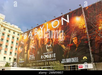 Gigantesco poster del film che pubblicizza il nuovo film Babylon con Margot Robbie e Brad Pitt con immagini sopra i nomi sbagliati Madrid Spagna Foto Stock