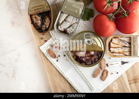 vista dall'alto, lattine di pesce con pomodori. Risoluzione e foto di alta qualità Foto Stock