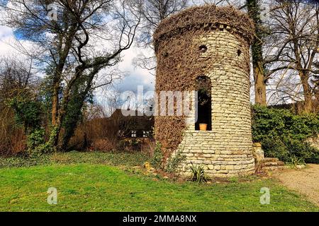 Torre rotonda, padiglione nel giardino, Castello Rheder, Brakel, Teutoburg Foresta Egge Parco naturale Montagne, Germania Foto Stock