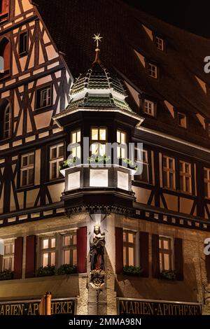 Oriel, la figura di Maria, la farmacia di Maria, la mezza-timberazione, Rothenburg ob der Tauber, cittadina medievale, Franconia, fotografia notturna Foto Stock