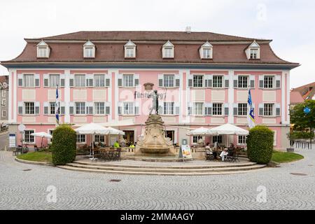 Fontana Diana di fronte al FUERSTENBERG Braeustueble sulla Postplatz, Donaueschingen, Foresta Nera, Baden-Wuerttemberg, Germania Foto Stock