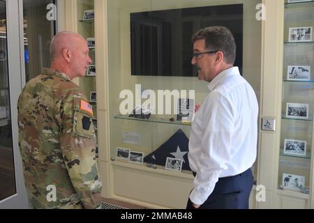 Eugene McFeely (a destra), direttore senior di Penn state per gli affari e i servizi veterani, mostra il generale dell'Adjutant della Pennsylvania Mark Schindler in mostra al Penn state Student Veteran Center il 16 settembre 2022, presso lo state College, Pa. (Foto della Guardia Nazionale della Pennsylvania di Brad Rhen) Foto Stock