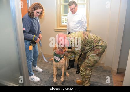 Mark Schindler (a destra) saluta Podrick, il cane della struttura presso il Penn state Student Veteran Center il 16 settembre 2022, nello state College, Pa. Dietro di loro sono Renee Thornton-Roop (a sinistra), direttore senior dell'ufficio dei programmi di veterani dello stato di Penn, E Eugene McFeely, direttore senior di Penn state per gli affari e i servizi veterani. (Foto della Guardia Nazionale della Pennsylvania di Brad Rhen) Foto Stock